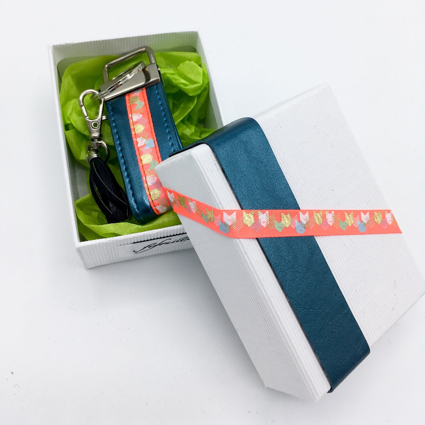 Bijou de sac / porte clefs avec sa boite assortie